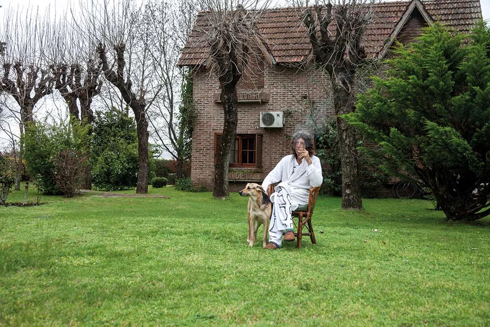 Momentos antes de entregarse al deporte, Andy reflexiona porro en mano.