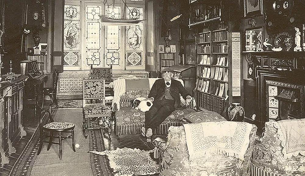 El escritor en el despacho de su finca San Quintín.