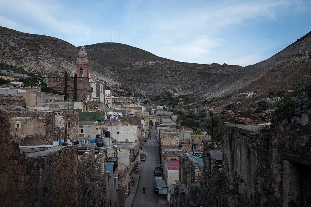Una de las calles principales de Real de Catorce o el escenario de un cuento de Juan Rulfo.