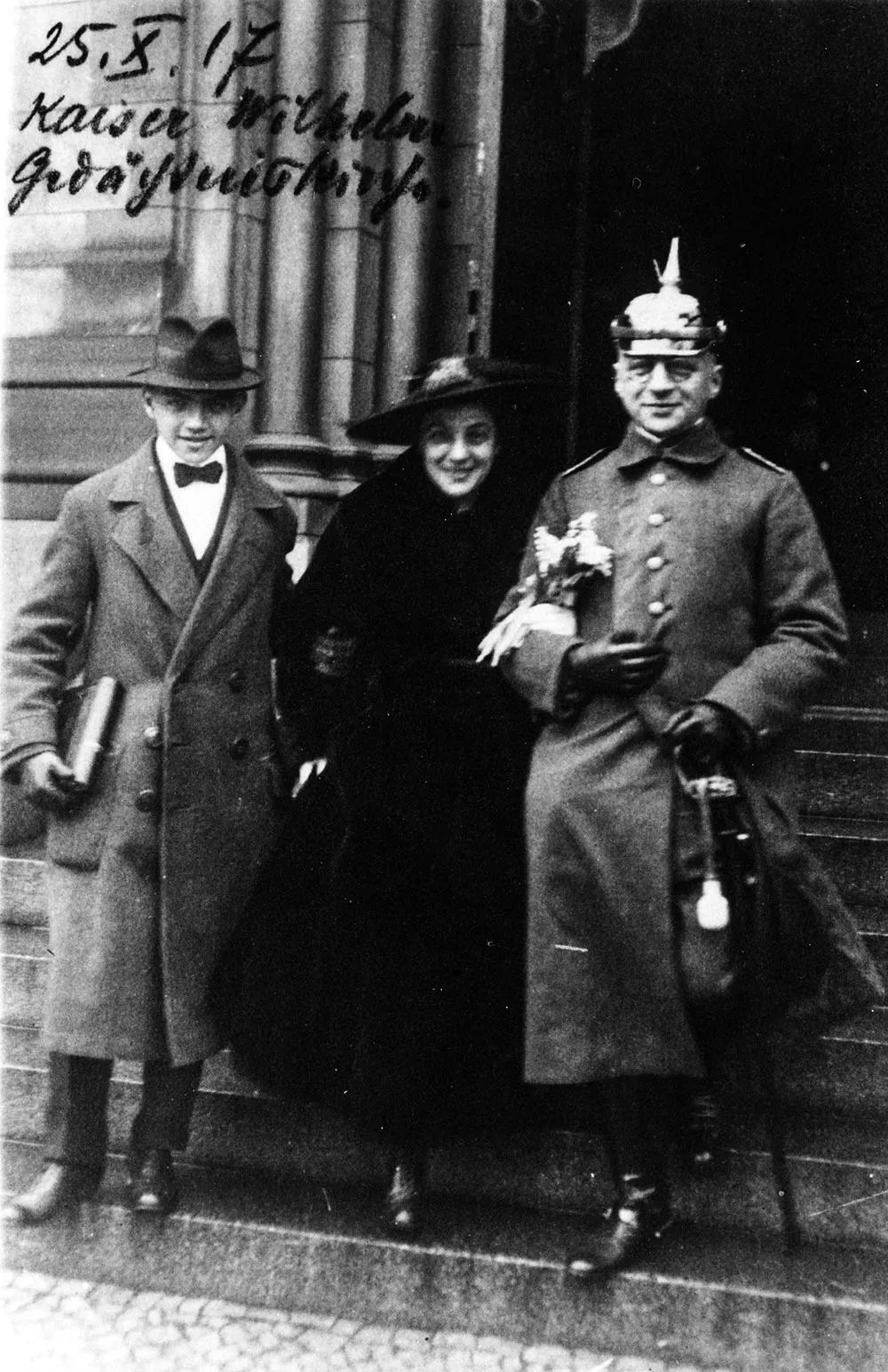 Haber con Nathan, su segunda mujer, y Hermann, el hijo de su primera esposa.