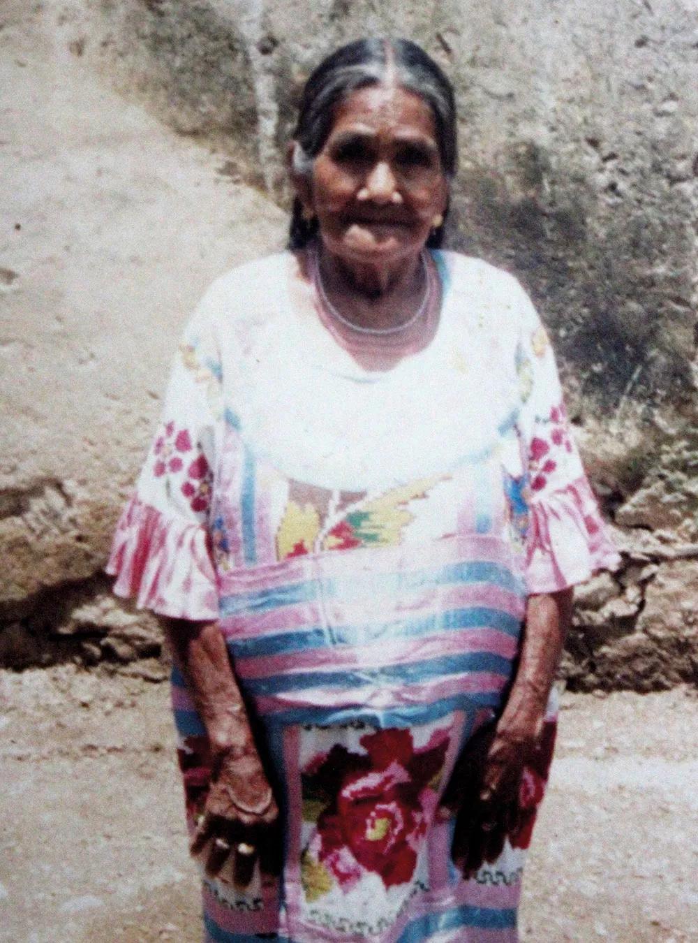 Doña Consuelo, en la última fotografía que se le conoce, varios años después de relatar cómo unos extranjeros (entre ellos Hofmann) habían llegado hasta la pequeña aldea en “pájaros de hierro” que vuelan.