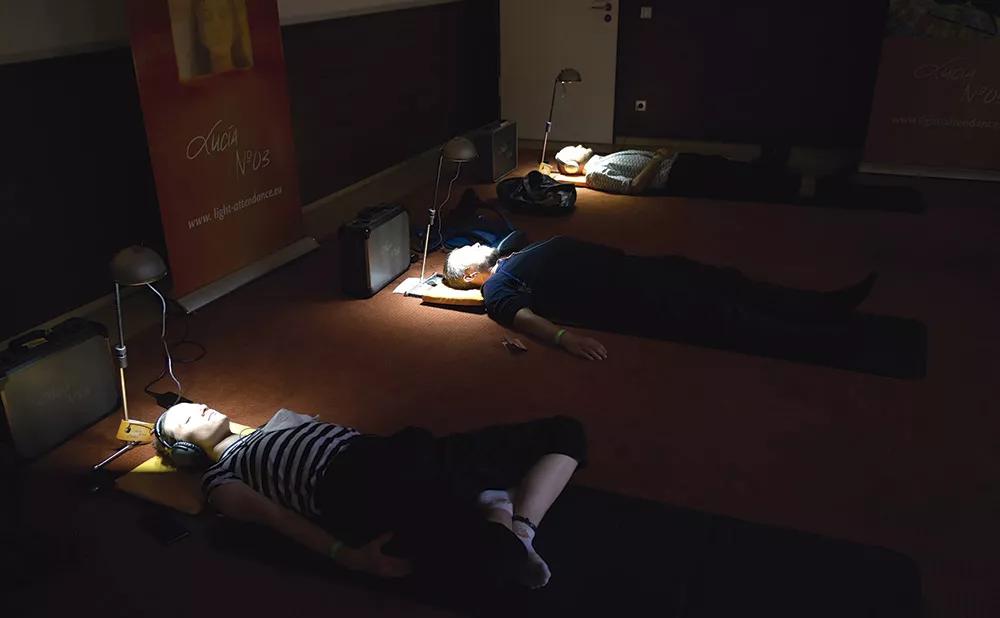 Luz estroboscópica y otras tecnologías al servicio de la alteración de la conciencia 