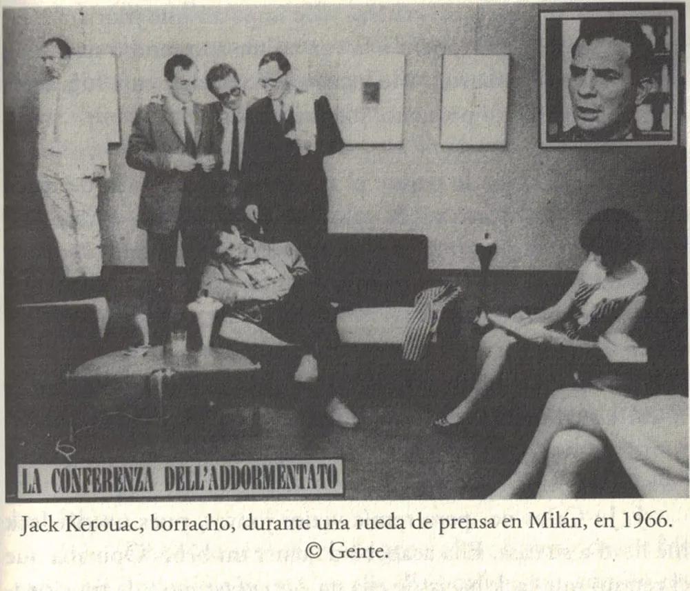 El escritor se quedó dormido durante su conferencia de prensa en Milán