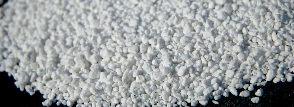 La perlita sirve para reducir el peso y aumentar el drenaje del sustrato. 