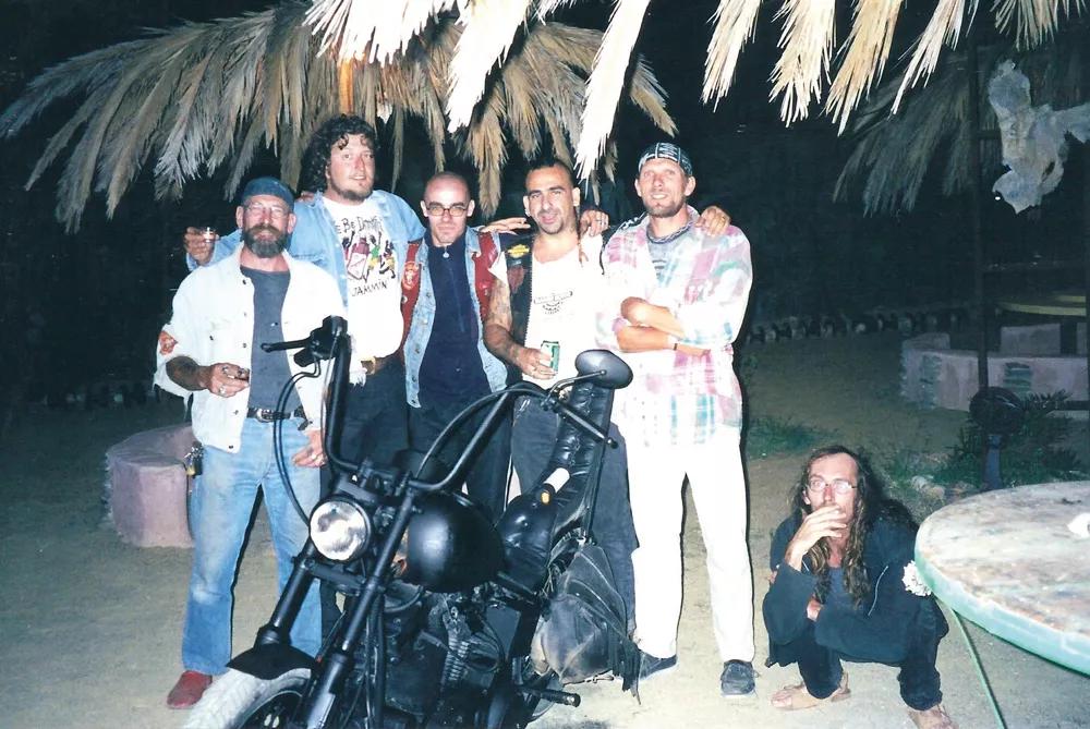 Una noche cualquiera en el Bar de Jo de los noventa, al menor descuido te pintaban la moto de negro mate.