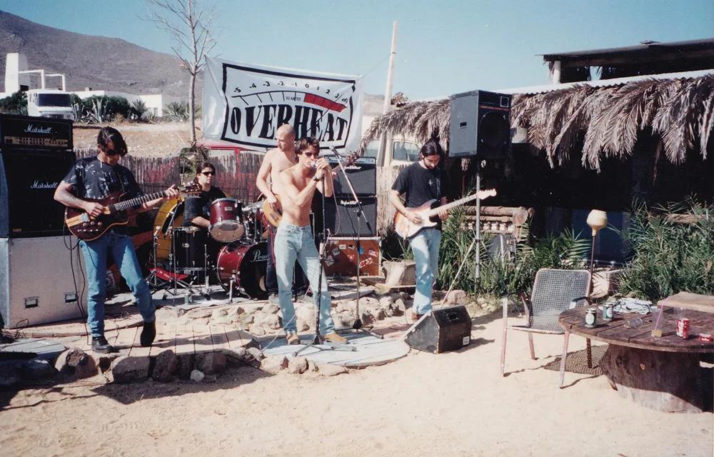 Overtheat dándolo todo en el JoBar.