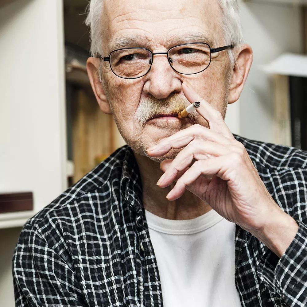 Siempre con su cigarrillo: “El tabaco es la droga de la gente honrada, como decía Molière,  el tónico cerebral por excelencia”.