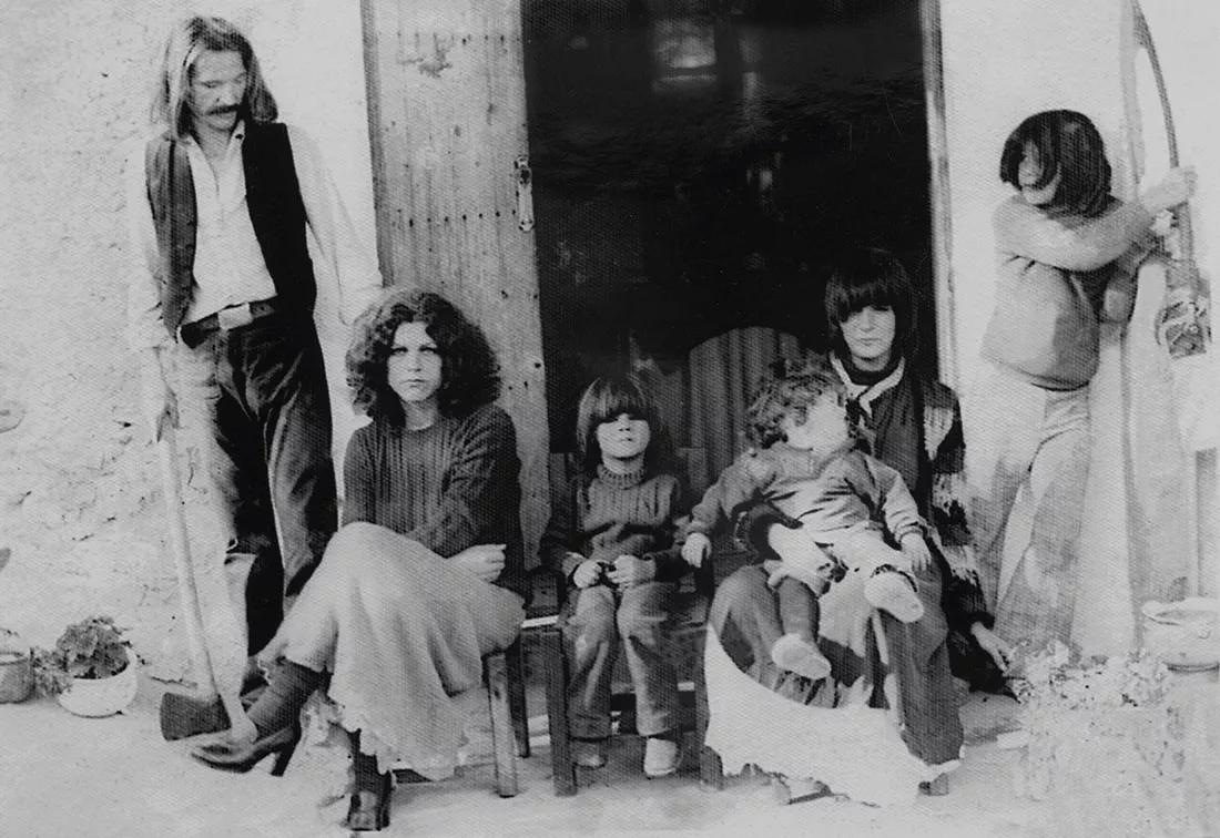Con Cristina, su hijo Román, una amiga francesa con su hijo y Daniel, el primogénito, en la casa payesa de Can Sala en los  setenta. 