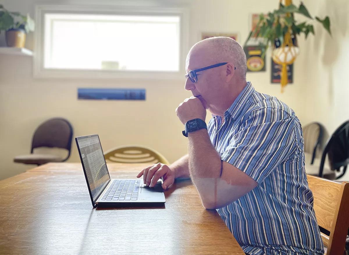 Aunque jubilado, Julian Buchanan continúa su trabajo por la reforma de las políticas de drogas desde su casa