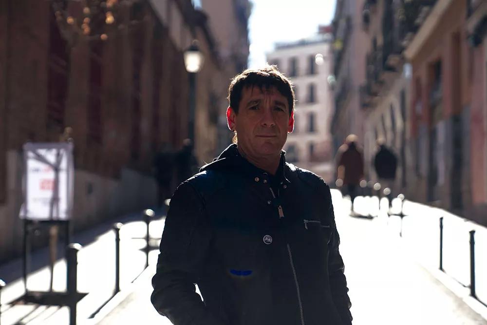 José Luis Martín bajando hacia la plaza del Dos de Mayo.