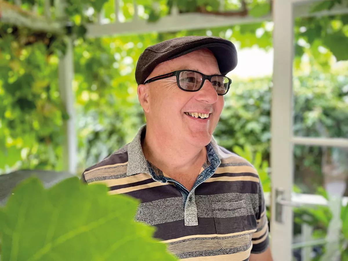 En su jubilación, Julian tiene tiempo para disfrutar cultivando verduras, haciendo pan, cerveza, yogur y hummus.