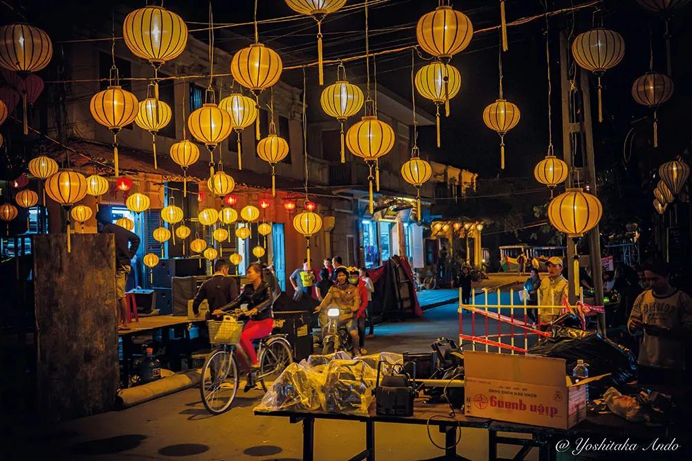 La pintoresca ciudad de Hoi An, con hermosos canales y calles que se iluminan en la noche haciéndote sentir como si estuvieras en una película del Studio Ghibli.