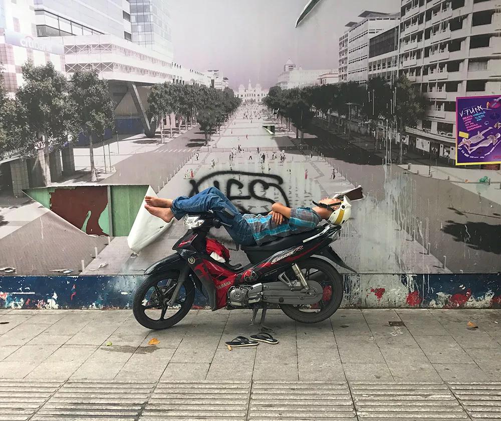 Echando una cabezadita en Ho Chi Minh.