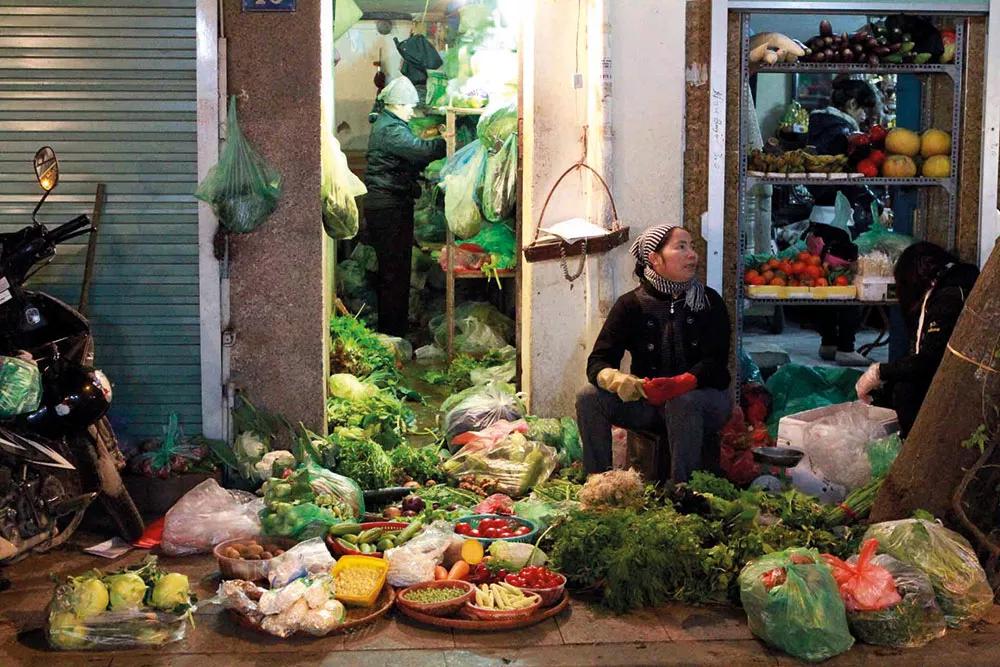 Los puestos callejeros tienen una gran vitalidad a lo largo de todo el día y entrada la noche.