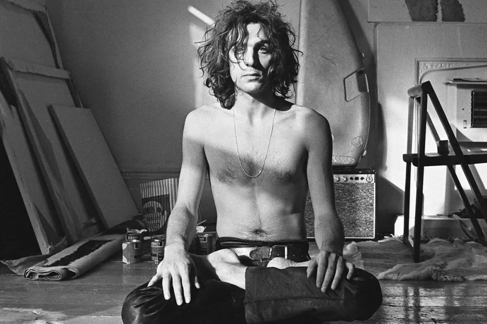 Altamente adictivo, neurológicamente devastador en dosis elevadas, el Mandrax transformaba a Barrett en otra persona, convirtiéndolo en un recluso, solícito amante de la catatonia.