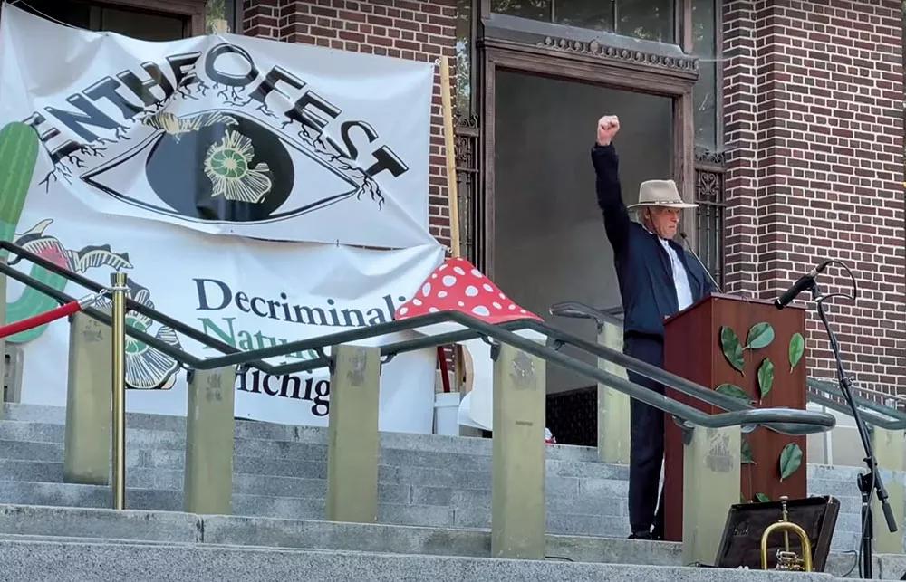 Celebrando el primer aniversario de la despenalización de las setas psilocybe en Michigan, en el festival  EntheoFest (septiembre, 2021).