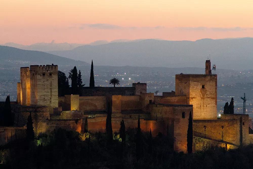 La Alhambra, cien porros posibles y una rave 