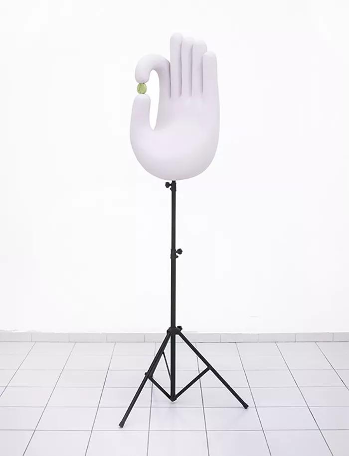 La escultura Christmas Tree, Ectasy Pill (2018) de Joan Pallé  (Lleida, 1989) rinde homenaje al consumo de éxtasis y a las  fiestas raves de los bosques de los alrededores de Lleida. Una  obra que bebe de la rica tradición psiconauta rural catalana,  según puede leerse en las cartelas de la exposición.