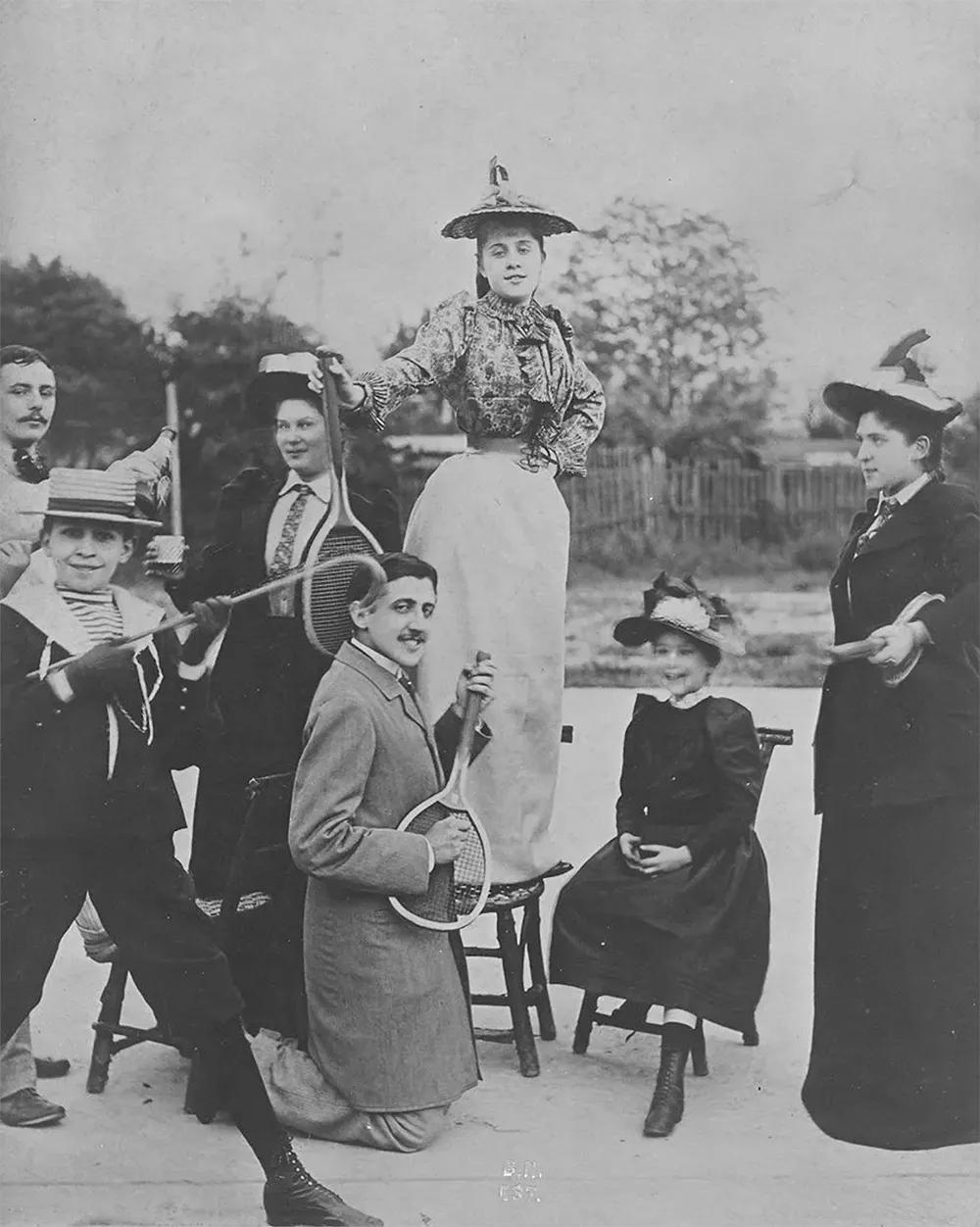 Unos años más tarde, en 1892, de rodillas en un club de tenis.