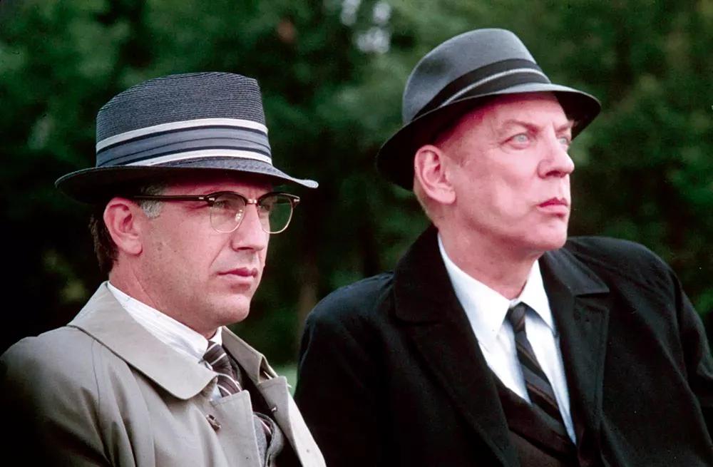 Kevin Costner y Donald Sutherland en JFK: Caso abierto (1991). 
