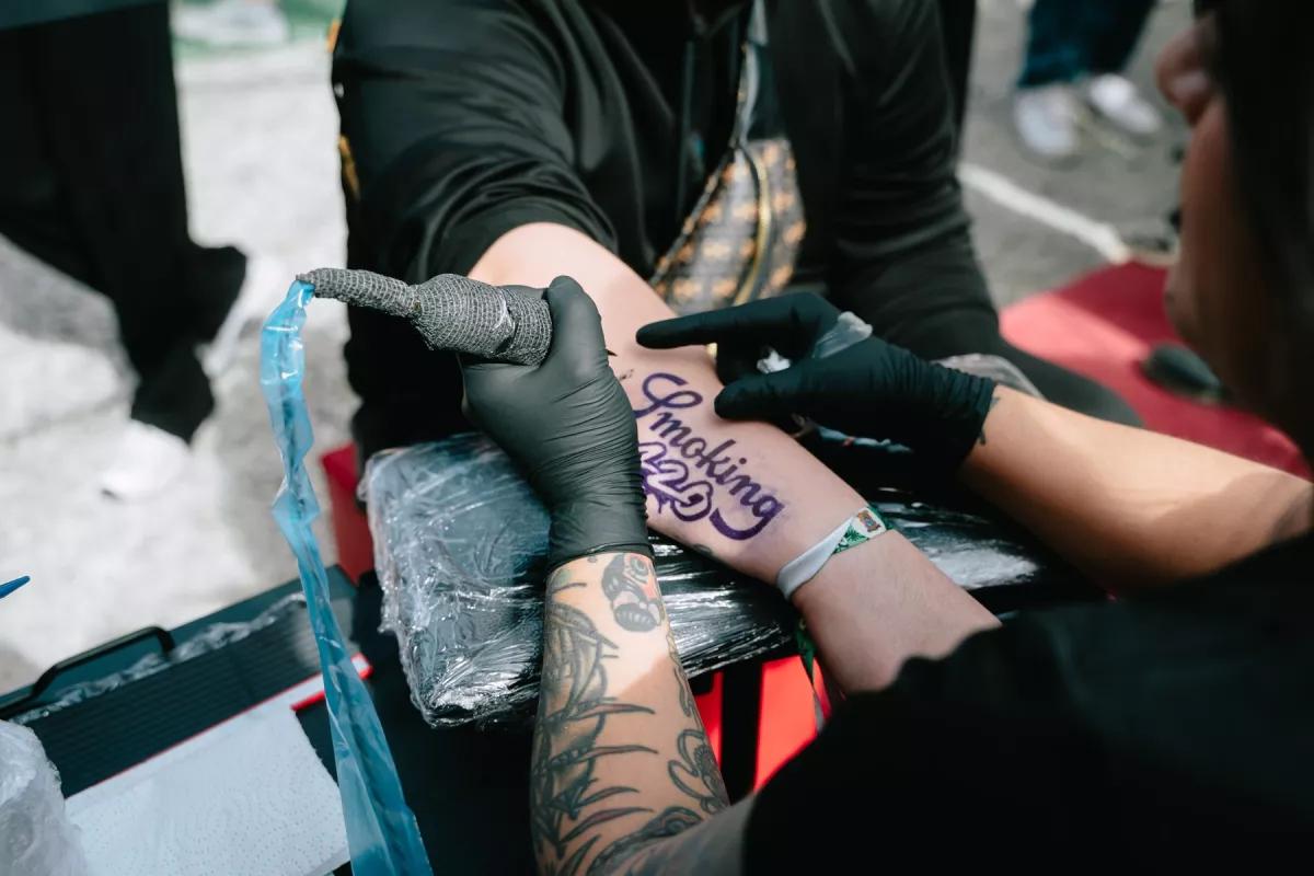 Reallizando un tatuaje de Smoking Paper