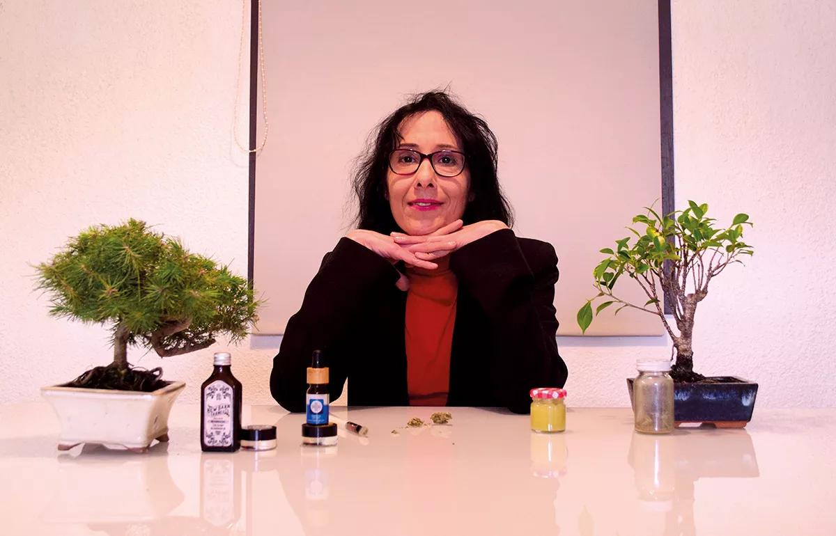 “Mi amigo el cultivador me dijo que no tomara tantas pastillas.  Si con solo fumar me sentía bien, que me imaginara lo que podía  hacer el aceite medicinal. No se me había ocurrido. Y empecé.  Tomaba nueve pastillas y las fui dejando una a una”