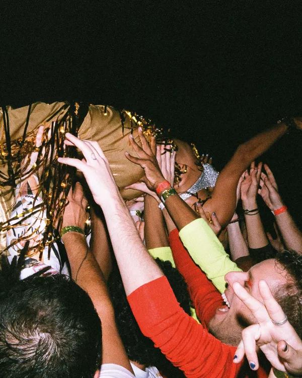 El after político: placer, bromas y paranoias 